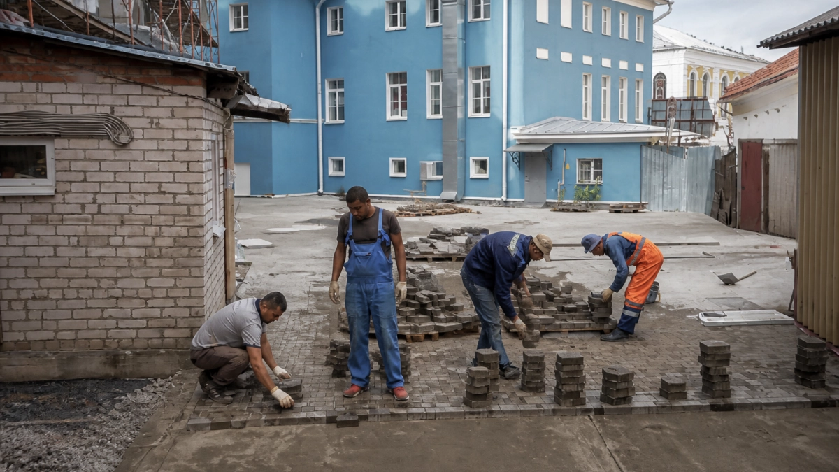 Во внутреннем дворике театра Рыбинска завершают укладку плитки