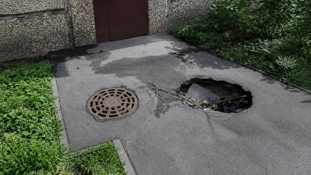 Глава Рыбинска в Веретье нашел свалку бордюров и провалы асфальта