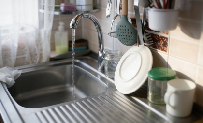 Более 100 домов на 20 улицах Запахомовского остались без воды: авария на Труда-16 парализовала район