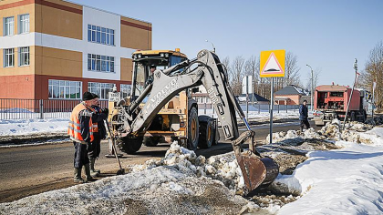 В Рыбинске «прожигают» горячей водой снежные завалы на улицах