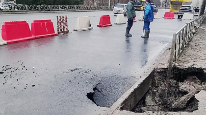 В Рыбинске на главном проспекте провалился коллектор глубиной пять метров