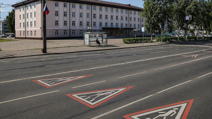 В Рыбинске впервые нанесли красную дорожную разметку на проспекте Ленина