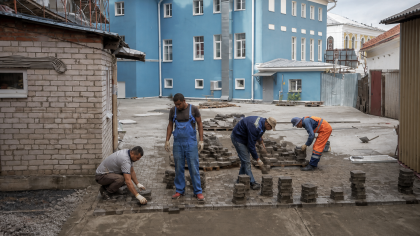 Во внутреннем дворике театра Рыбинска завершают укладку плитки